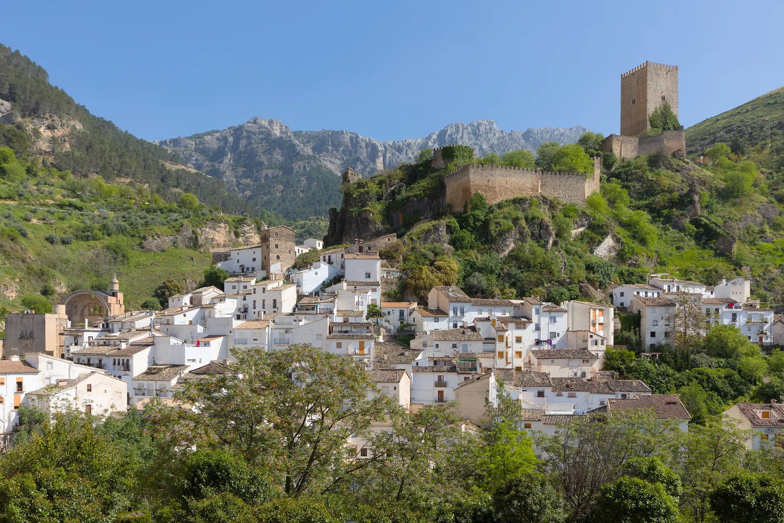 Cazorla con el Castillo de la Yedra y la sierra al fondo
