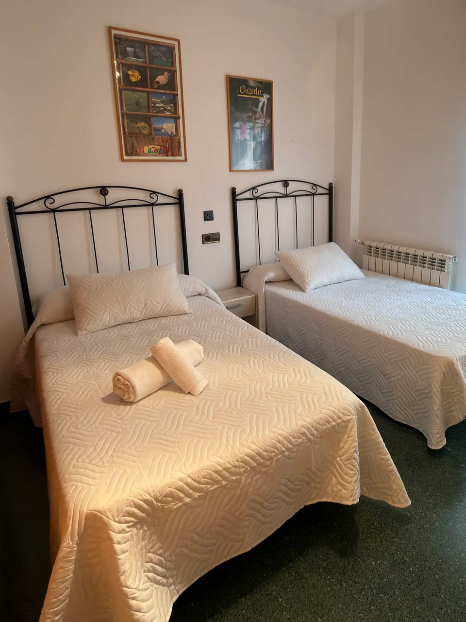 Segundo dormitorio con dos camas y radiador
