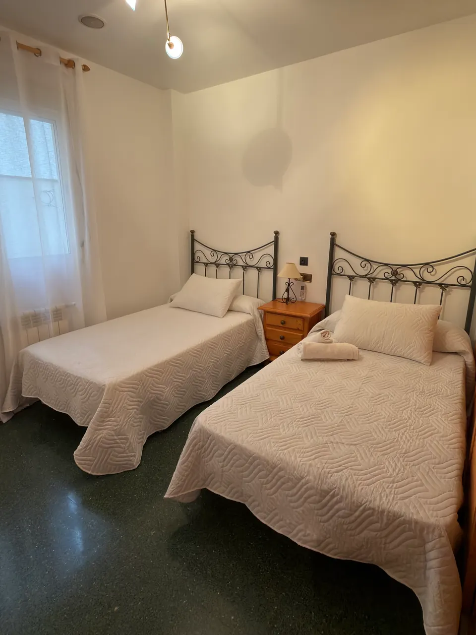 Tercer dormitorio con dos camas y mesita de noche