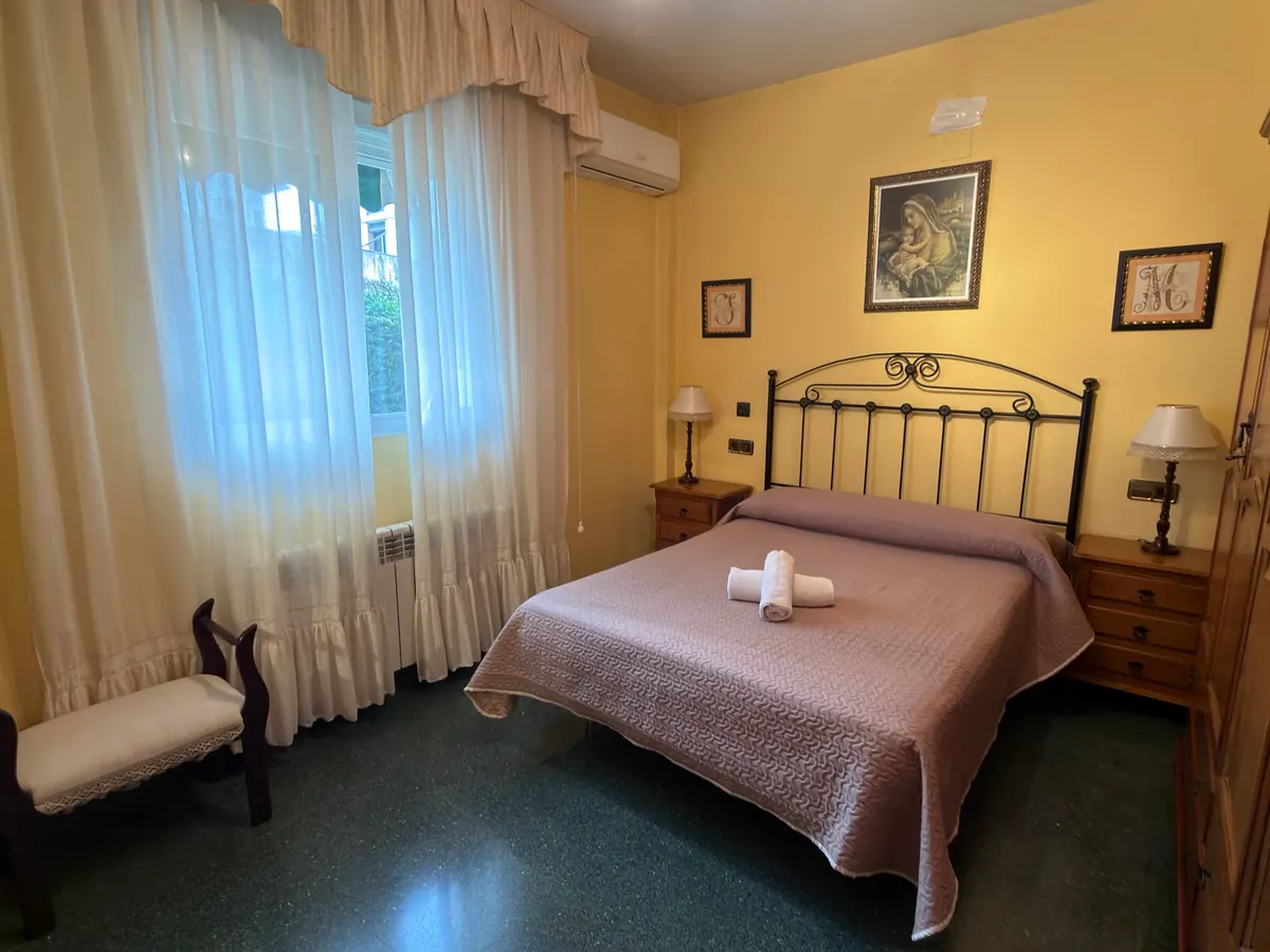 Dormitorio principal con cama de matrimonio